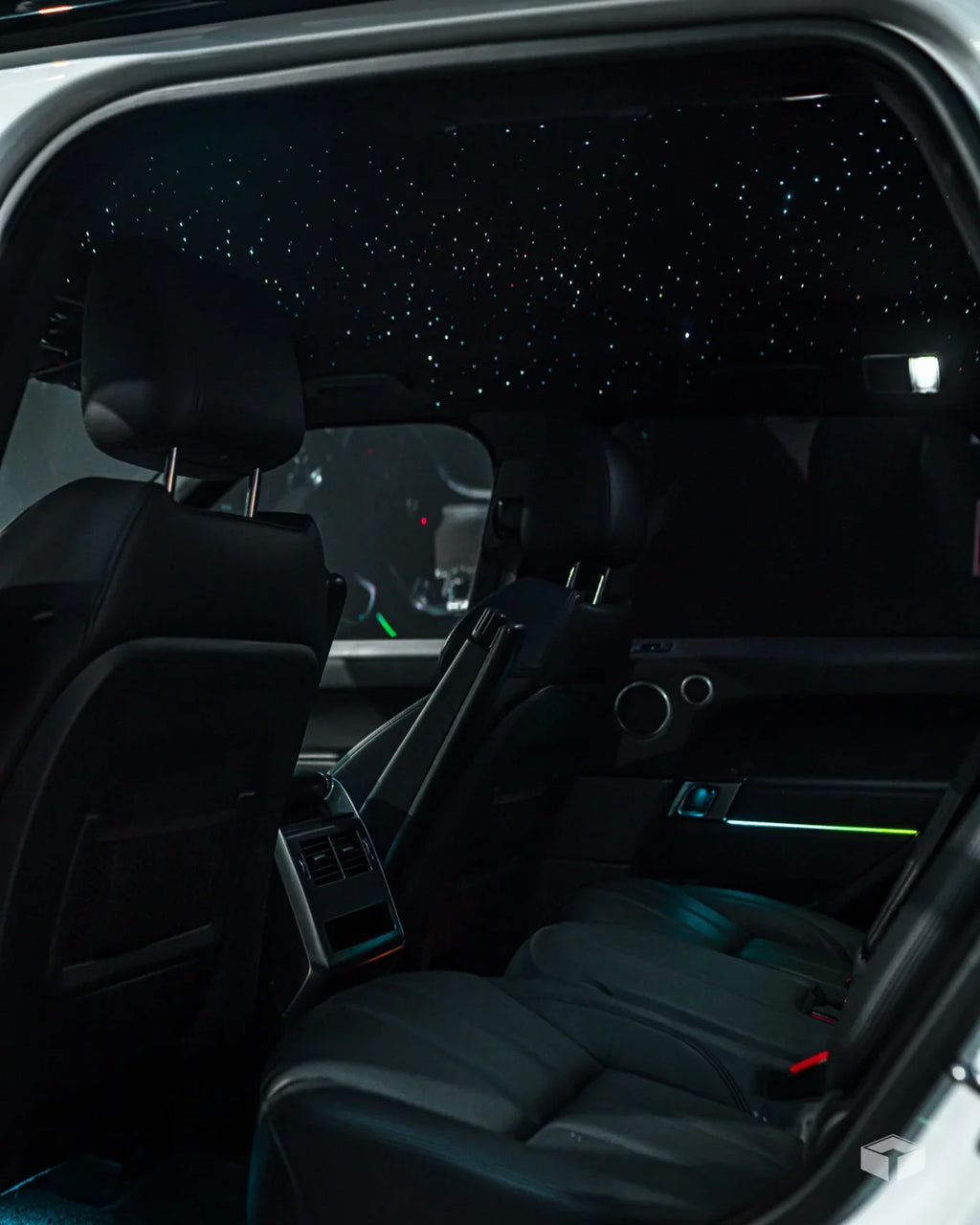 4-in-1 Premium Car Charger – 
טעינה מהירה + תאורת אווירה יוקרתית לרכב שלך